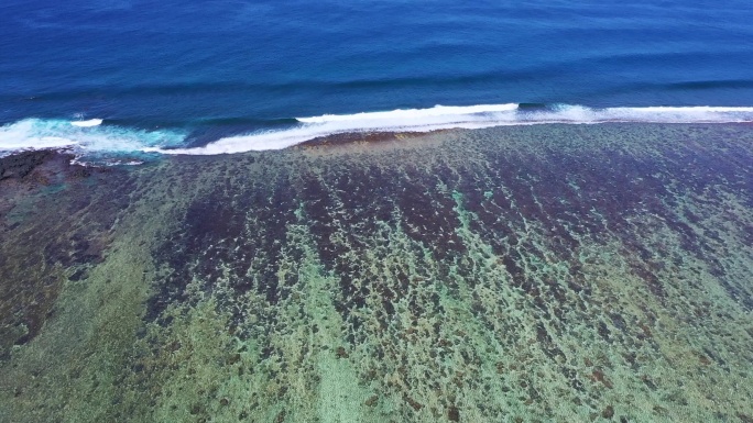 4K鸟瞰大海海面海浪海际线