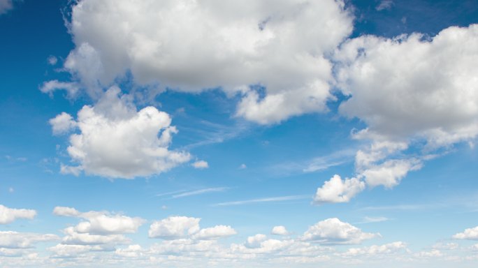 白昼蓝天下流动的白云固定机位延时摄影