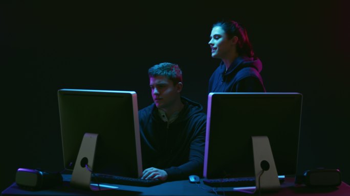 男男女女在电脑上工作