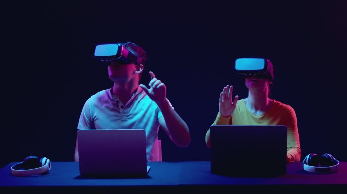男人和女人戴着VR头盔