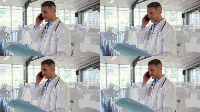 医生在研讨会上用智能手机聊天