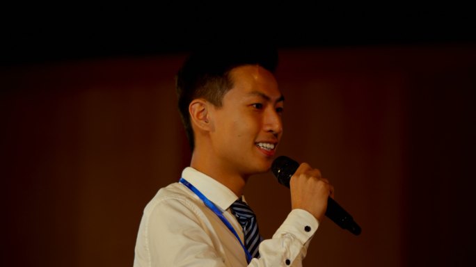 年轻的亚洲商人在4k大礼堂的商业研讨会上发言