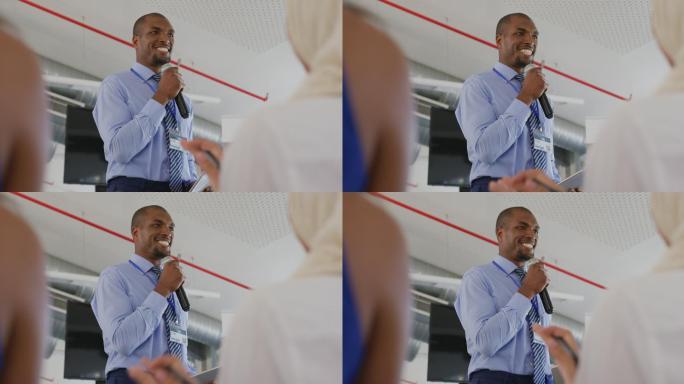 在一次商业研讨会上，一名男性演讲者对鼓掌的听众讲话