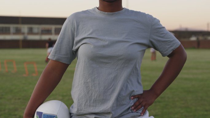 年轻的成年女性橄榄球运动员在橄榄球场上的肖像