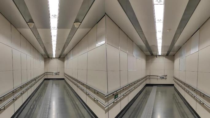 地铁直梯连廊空旷无人的