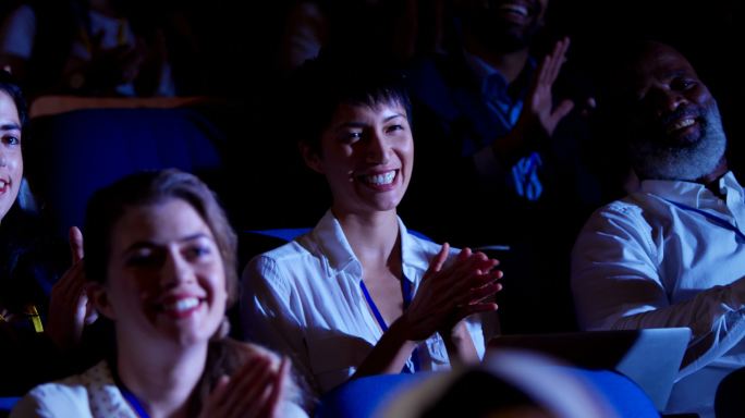 商务人士在商务研讨会上鼓掌在4k礼堂