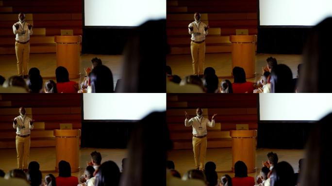 在4k大礼堂举行的商业研讨会上，一位成熟的非裔美国商人在发言
