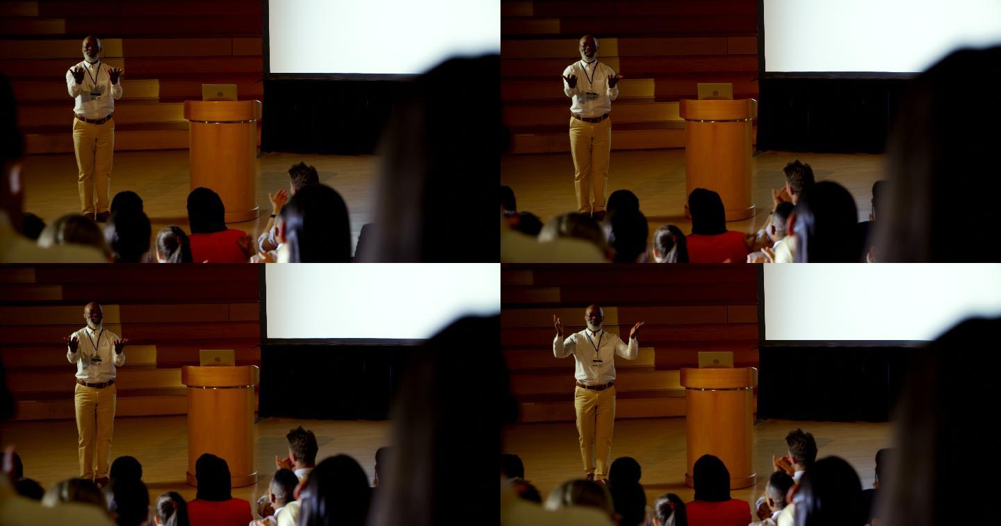 在4k大礼堂举行的商业研讨会上，一位成熟的非裔美国商人在发言
