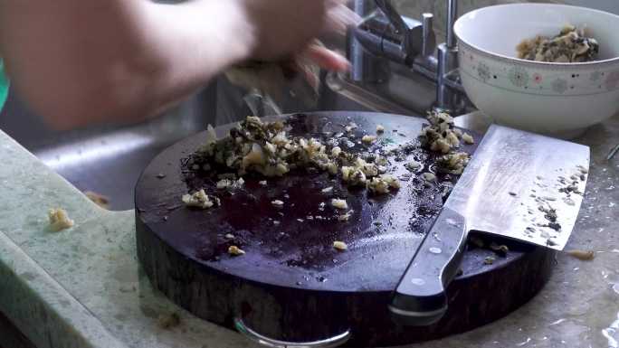 切酸菜腌菜过程