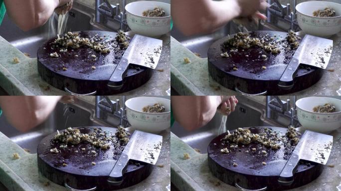 切酸菜腌菜过程