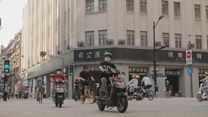 横穿南京路的电动车自行车流