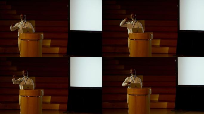 一位成熟的非裔美国商人在4k大礼堂的讲台上演讲