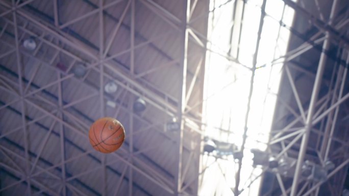 篮球篮筐进球灌篮投篮进球篮球飞行中篮球馆