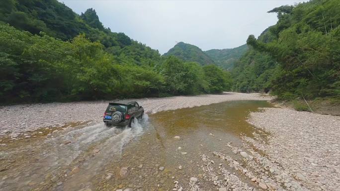 4K越野车涉水穿越机航拍