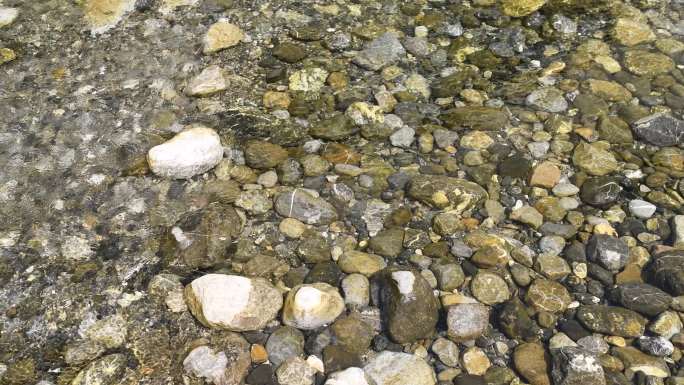 夏天深山里清澈的河水和鹅卵石