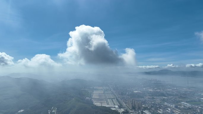 无人机御3航拍穿云城市高空云雾天蓝治愈