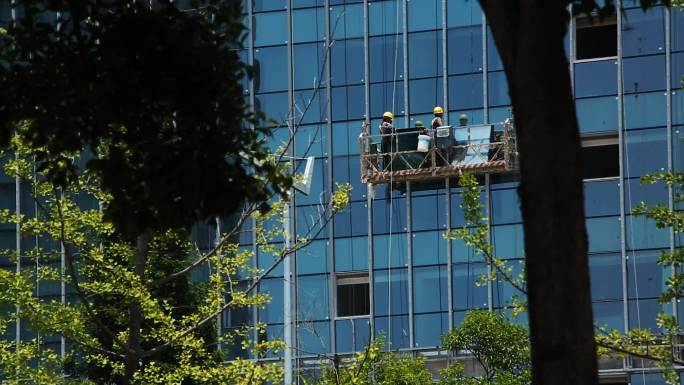 安装大厦玻璃墙的工人们