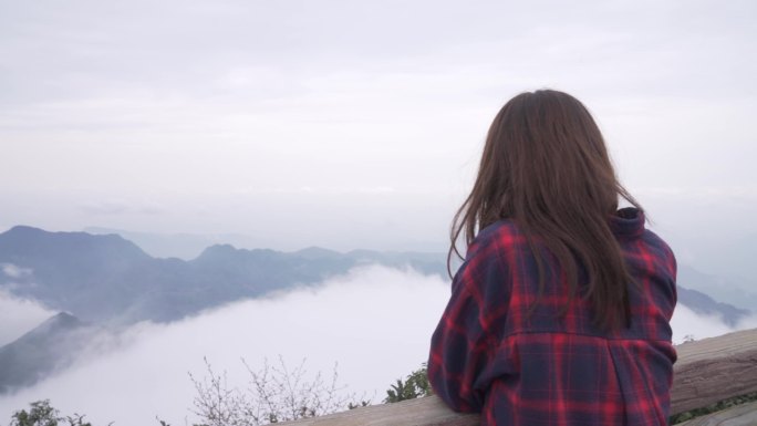 美女  云海  近景 看风景的人 重庆