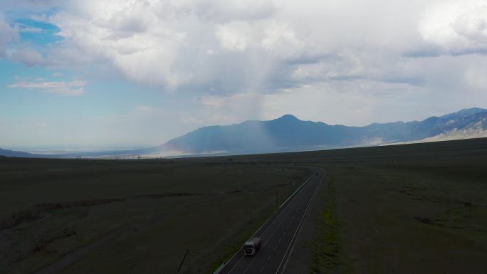新疆赛里木湖山谷