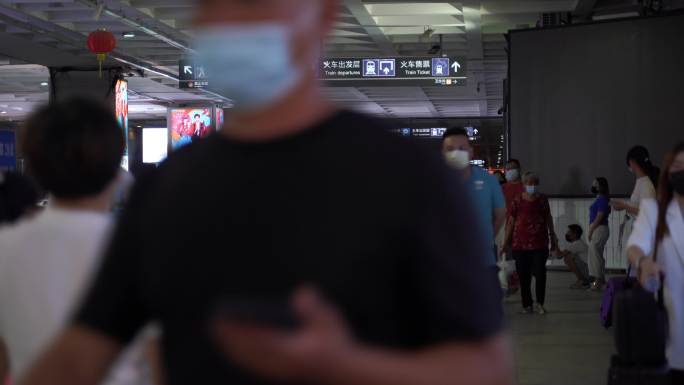 动车站出口人流地下通道车站地铁行人群旅客