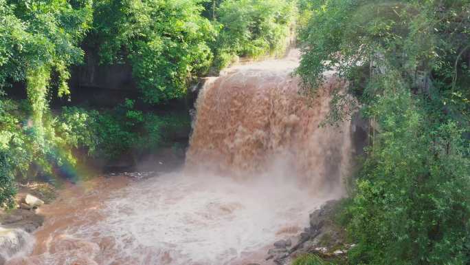 4k航拍山间下雨后山洪爆发