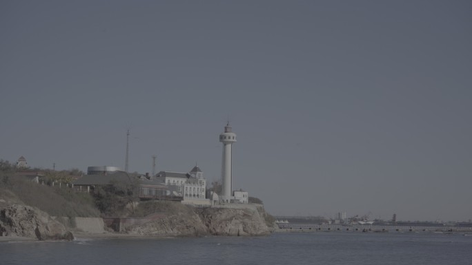 秦皇岛岸边的灯塔