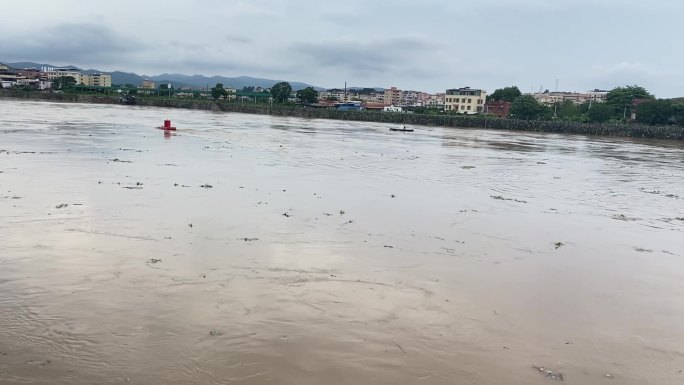 洪水来前的河流