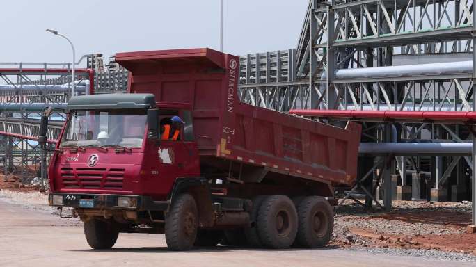 非洲某采矿场卡车卸砂石