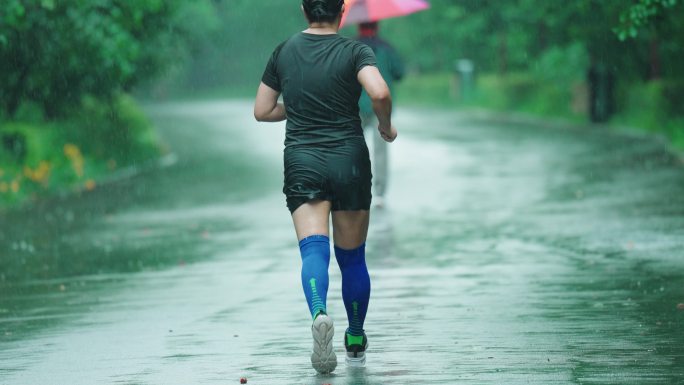 4k雨中跑步的人