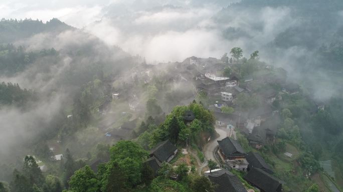 航拍晨雾大山阳光下中国传统村落麻料村