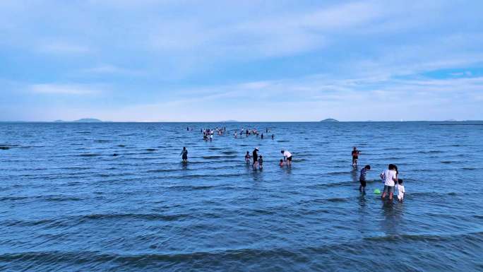 4K航拍夏日巢湖岸边清凉天然浴场