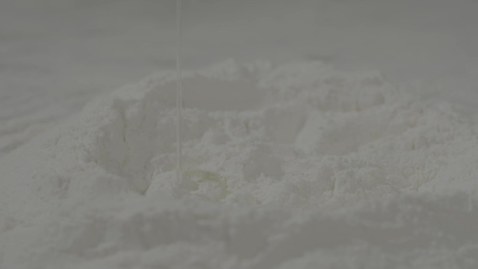 打鸡蛋 蛋液入面 揉面 制吗 制面 加蛋