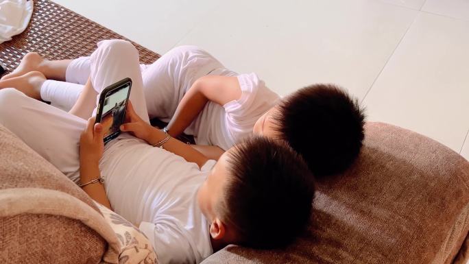 儿童在沙发玩手机刷抖音
