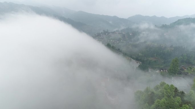 航拍中国传统村落云雾清晨缭绕