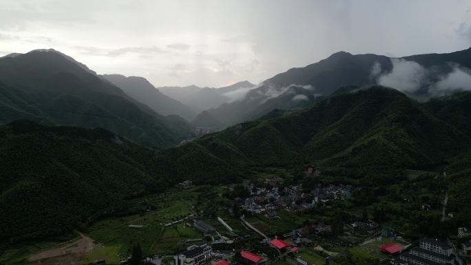 光 山 逃离 雨 自然 云 乡野 情绪