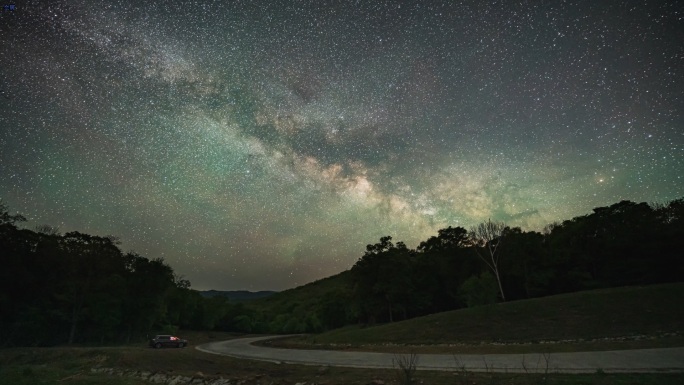 4K山野小路银河星空日转夜延时摄影