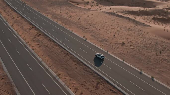汽车在沙漠中行驶