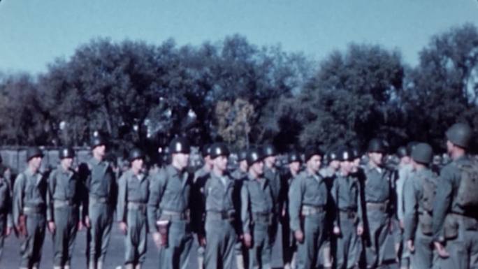 1945年美军在北京列队庆祝退伍军人节