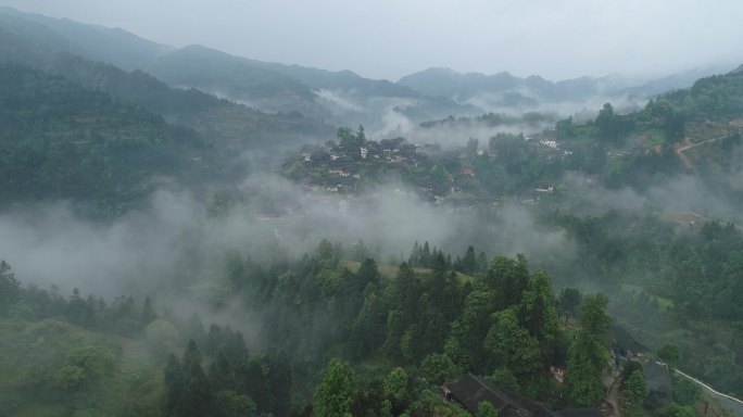 航拍晨雾大山中国传统村落苗寨