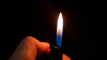 0下载打火机0下载打火机打着火点火手持0下载打火机-点燃一支烟-特写