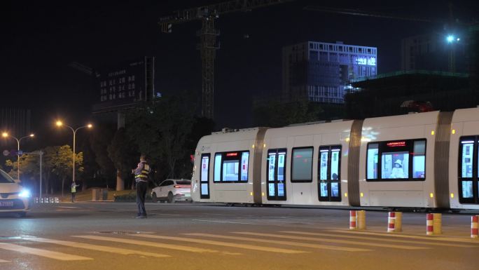 武汉光谷有轨电车L2线路过十字路口夜景