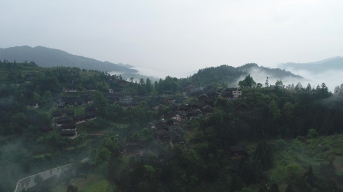 航拍晨雾大山阳光下村落中国传统村落