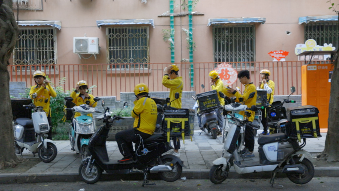 外卖小哥整装出发