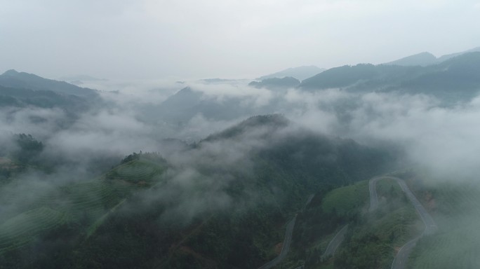 航拍飞跃大山云雾翻滚