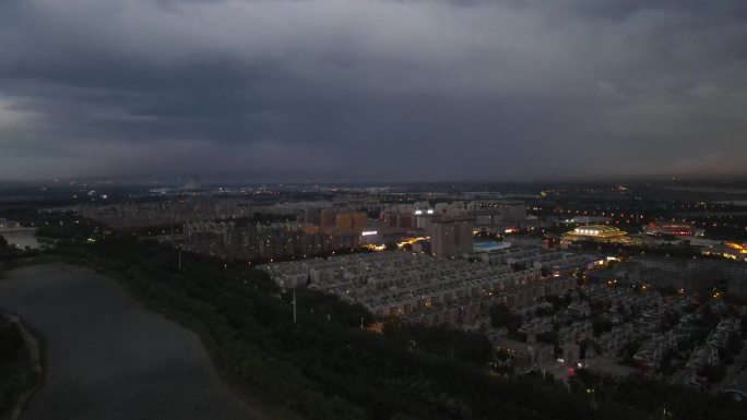 暴风雨来临前的城市夜景