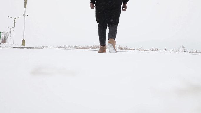 东北冬天大雪雪天雪中雪地行人行走脚步背影