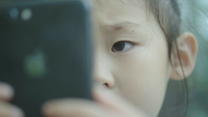 小孩看手机儿童视力眼睛损伤孩子用眼卫生