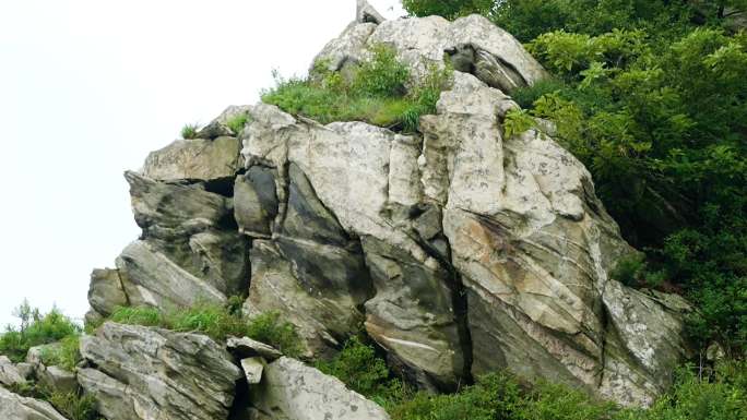 山东临沂沂蒙山陡峭岩石