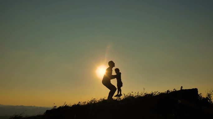 父子在夕阳下玩耍