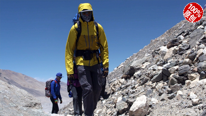 由珠峰5200米大本营出发的登山爱好者们